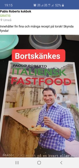 Bokomslag för "Italiensk Fastfood" av Paolo Roberto med bil på författaren som håller en tallrik pasta.