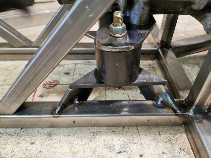 Metallram med svetsade fogar och en detalj av en instrumentpanelshållare monterad.