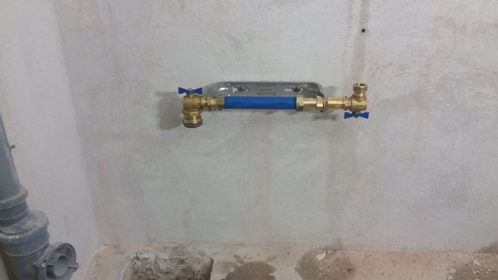 Vattenledningsinstallation på vägg med kulventil och Vatette-manometer.