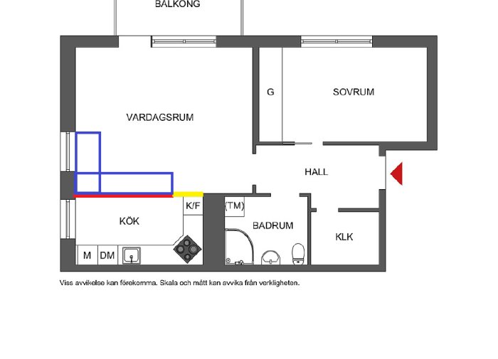 Planritning med föreslagna ändringar: ny vägg markerad i rött, dörröppning i gult, och potentiellt nytt köksområde i blått.