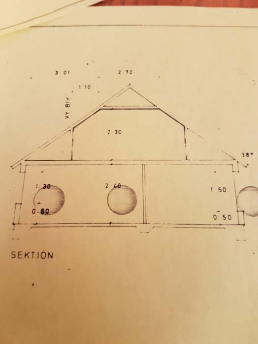 Ritning av hussektion som visar potentiellt bärande väggar och rumsuppdelning.