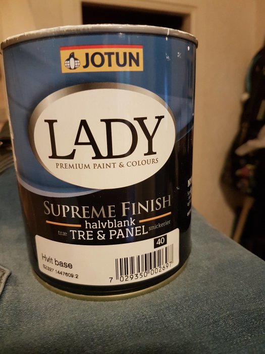 Färgburk med snickerifärg från Jotun Lady Supreme Finish halvblank för trä och panel.