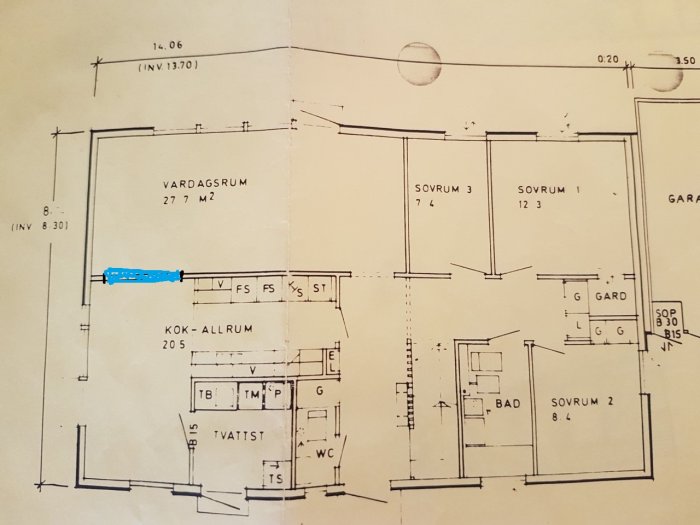 Ritning av en bostadsplan med markerad öppning mellan kök och vardagsrum, betecknad med blått.
