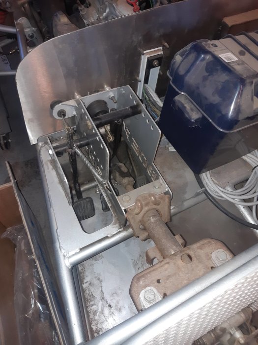Skarvad rattstång från Toyota kopplad till styrväxel från en Volvo 940 i en verkstadsmiljö.