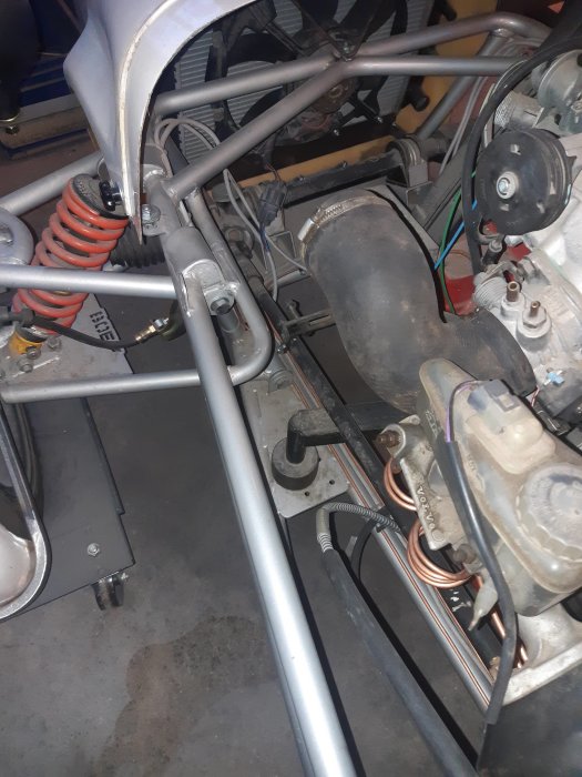 Skarvad rattstång från Toyota mot Volvo 940 styrväxel i ett bilbygge.