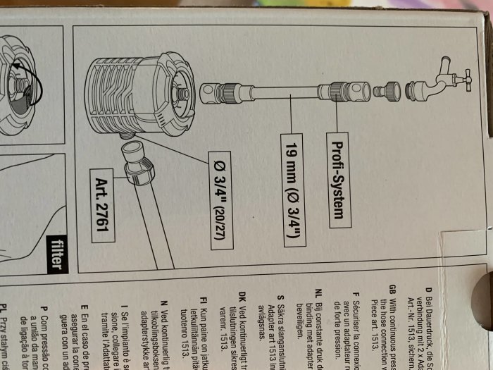 Illustration av Gardena vattensystem med kopplingar, slangar och krananslutning på förpackning.