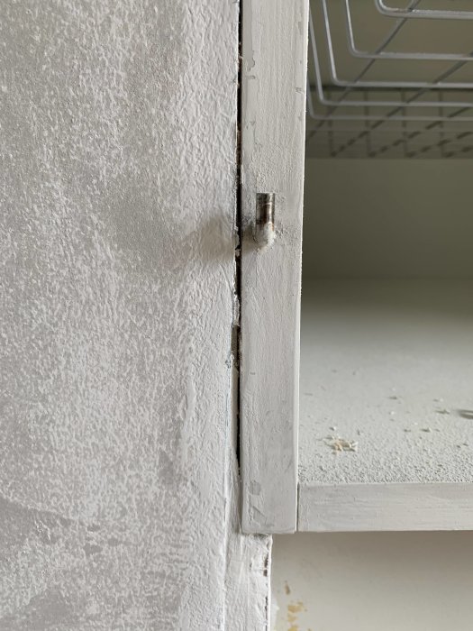 Ojämn yta mellan vägg och garderob före akrylfogning, behov av slätning.