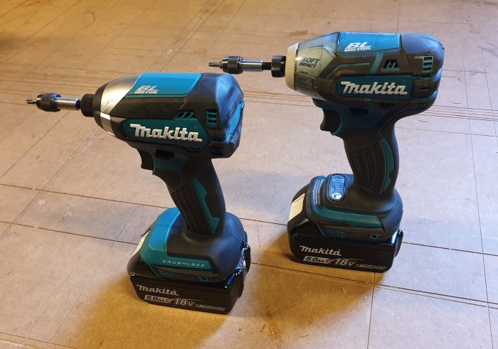 Två Makita slagskruvdragare på ett golv, DTD153z och DTS141, redo för ett byggprojekt.