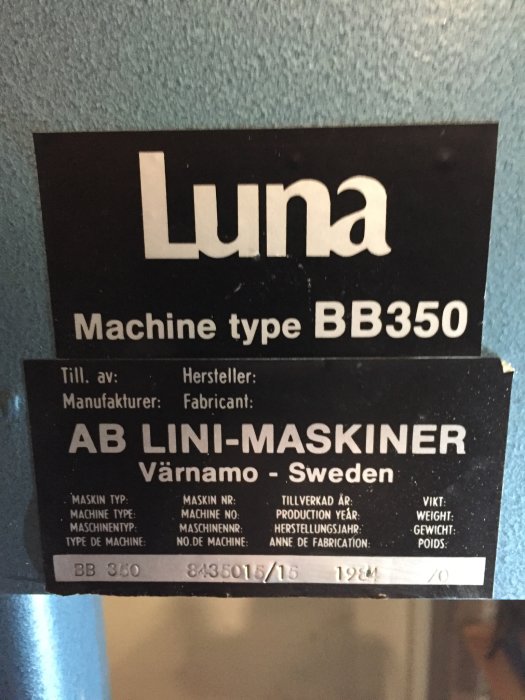 Typskylt för Luna BB350 bandsåg från AB Lini-Maskiner, tillverkad 1984 i Värnamo, Sverige.