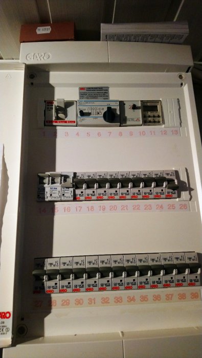 Elcentral med öppen dörr som visar säkringar, varav en är i avstängt läge.