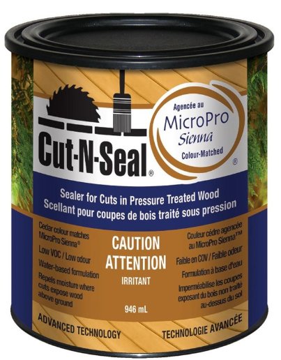 Burk med träskyddsmedel märkt "Cut-N-Seal" för slutbehandling av kapade ändar på tryckimpregnerat trä.