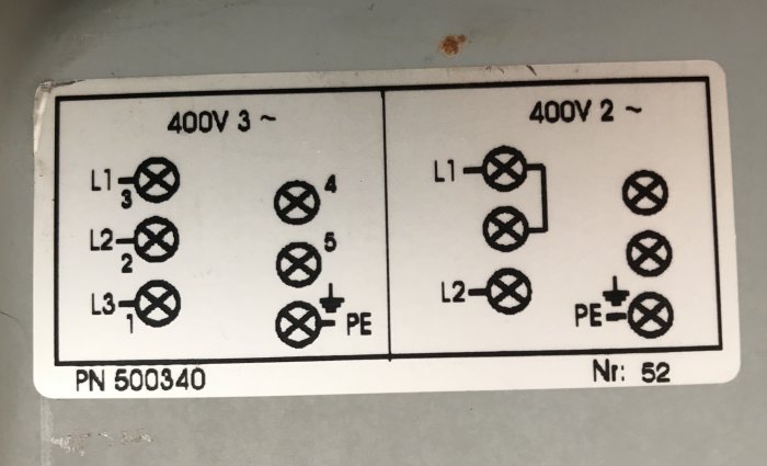 En etikett som visar kopplingsscheman för trefas (400V 3~) och tvåfas (400V 2~) med olika kablar markerade L1, L2, L3, PE.