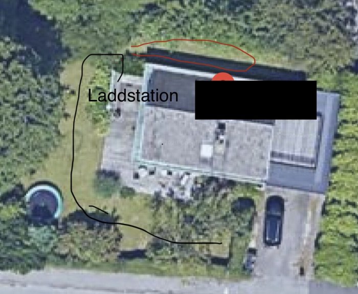 Satellitbild av en trädgård med ritade linjer som visar installation av guidekabel för robotgräsklippare.