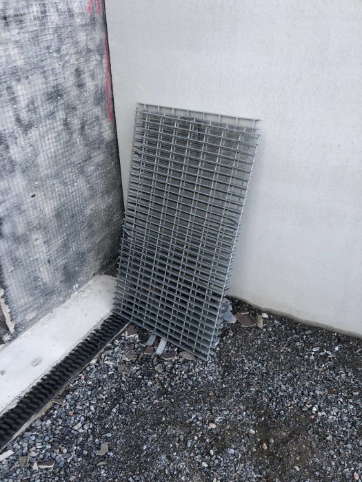 Gallerdurk placerad mot husvägg bredvid ränna, redo för installation till garageinfart.