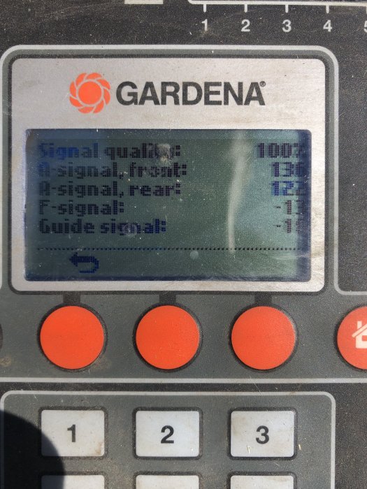 Display av Gardena utrustning som visar signalstyrkor med text och siffror samt flera reglageknappar.