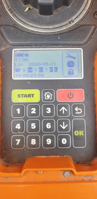 Skärmdisplay på en Worx-maskin som visar programmeringstiden 15:00-23:59 med datum och felaktiga tidsinställningar.