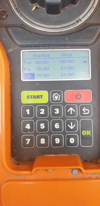 Display av en Worx-maskinvisar inställningarna för starttid och stopptid vid kl 15:00 till 21:00 för olika dagar.