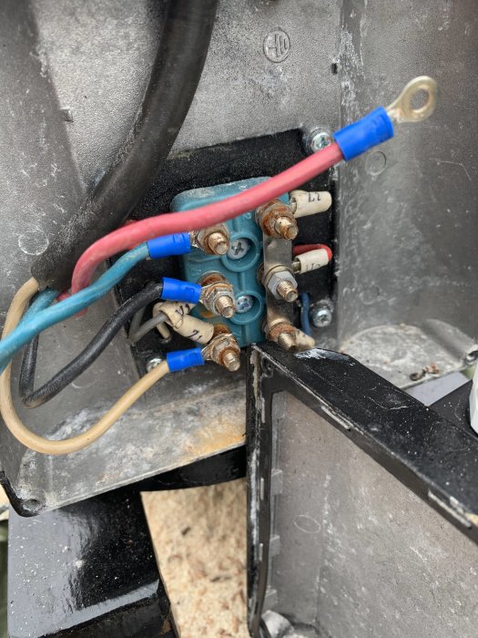 Kopplingsdosa med flera kablar och elektriska anslutningar för en enfasmotor, otydlig koppling.
