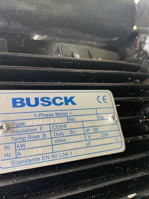 Typskylt på en BUSCK 1-fasmotor med tekniska specifikationer såsom 2,2 kW, 12,6 A och 230 V.