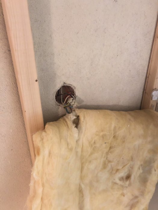 Fukt och skada på isolering mot betongvägg med dold elinstallation i gästrumskällare.