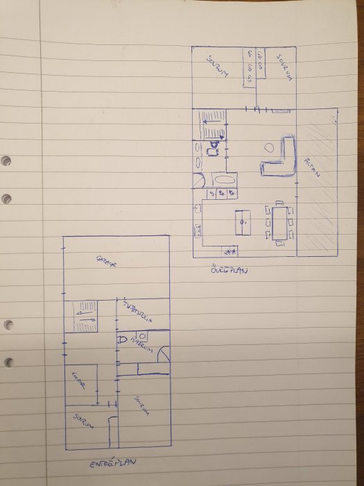 Handritade planlösningar på aktuellt och önskat tillstånd för ett renoveringsprojekt av hus.