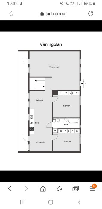 Översiktlig svartvit planlösning av en våning med beteckningar för vardagsrum, kök, sovrum, matplats, arbetsyta och bad.