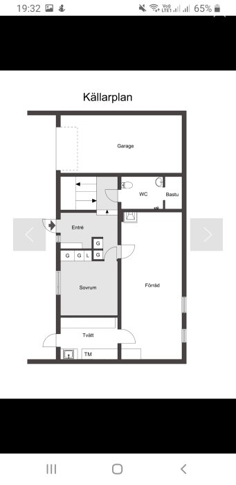 Planritning av källarplan med sovrum, WC, bastu, tvättstuga, garage och förråd markerat.