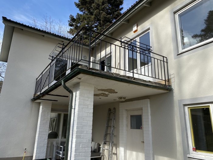 Hus med slitna balkongkanter och räcken som behöver underhåll.
