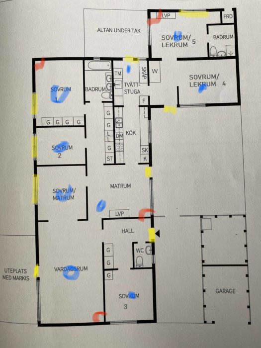 Planritning av ett hus markerad med placering för säkerhetsdetektorer: rörelse (rött), magnetkontakt (gult), rökdetektor (blått).