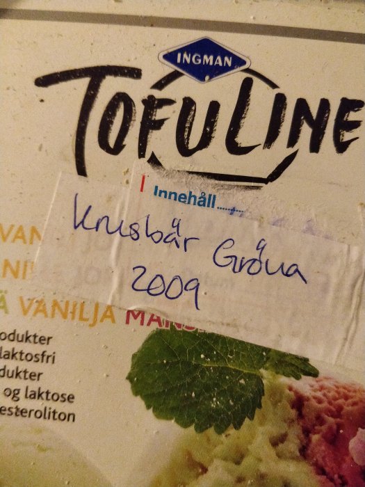 Gammal förpackning Tofuline med handskriven text "Lingon Gröna 2009".