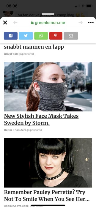Kvinna med en modern ansiktsmask står på en stadsgata, reklam för masken med text om Sveriges popularitet.
