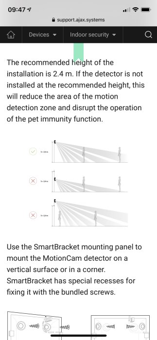 Illustration som visar korrekt och felaktig installation av en rörelsesensor på 2,4 meter höjd för att undvika störningar med husdjursfunktion.