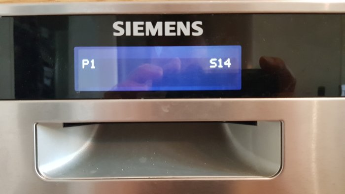Display på Siemens diskmaskin som visar specialprogram P1 och tid S14.