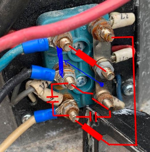Elanslutningar med märkningar och pilar som visar föreslagen ändring av bleckets position.