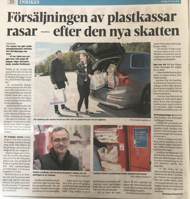 Artikel i tidning om effekten av plastskatt med personer som bär papperspåsar och en ensam plastpåse med pris.