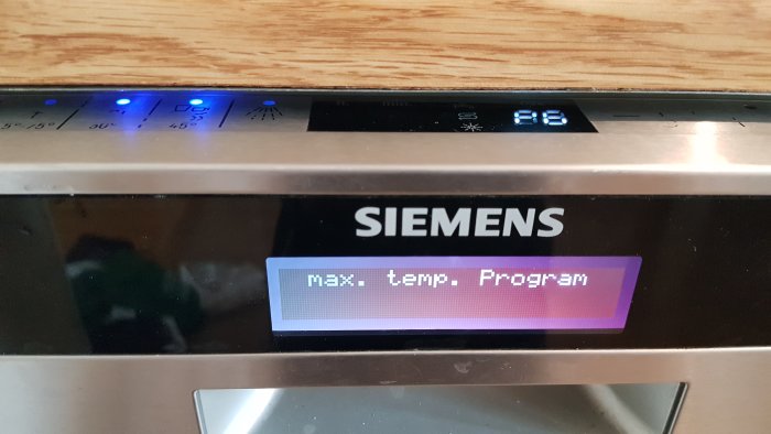 Display av diskmaskin visar 'max. temp. Program' på en Siemens-maskin.