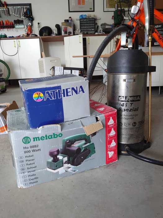 Nya verktyg i ett organiserat garage, inkluderar en Metabo-elverktygslåda och en Athena kartong för Zündapp-delar.