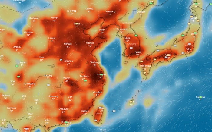 Karta över Asien som visar luftföroreningar med fokus på Shanghai, Wuhan och Sydkorea i rött och orange.