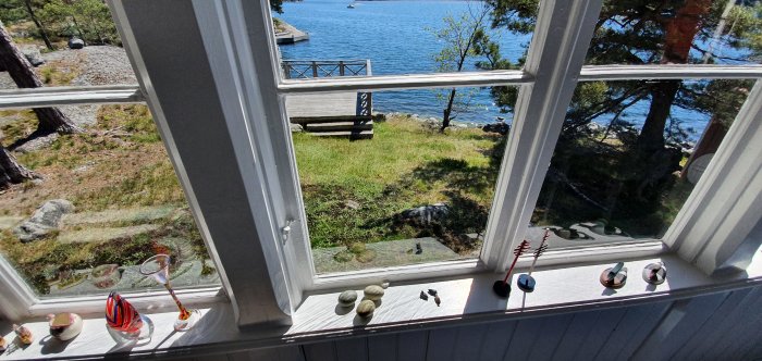 Glasveranda med spröjsade fönster och utsikt över skärgården, detaljer på fönsterbräda.