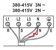 Schematisk bild av elanslutning med tre faser, neutral och skyddsjord markerade med olika färger.