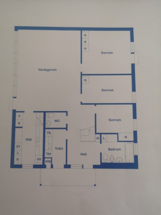 Plantekning av ett 1 1/2 plans hem med trångt kök, angränsande WC och tvättstuga som kan behöva omstrukturering.