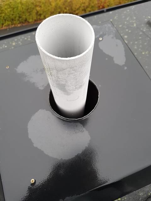 Avloppsventilationsrör på tak med synligt mellanrum mellan röret och plåtbasen, eventuell bristande tätning.