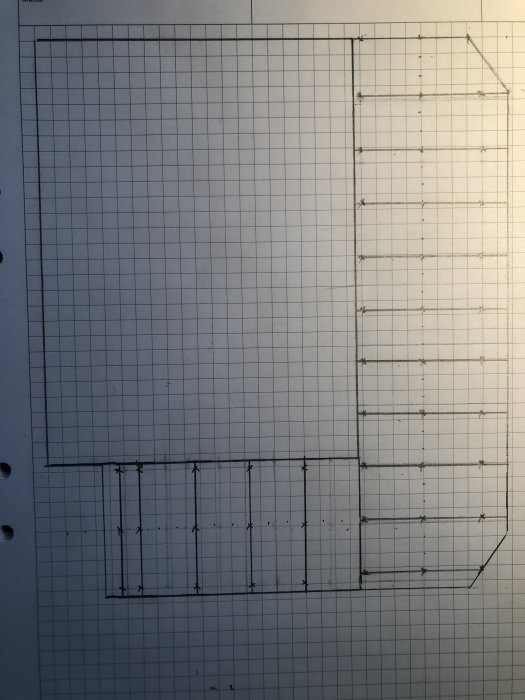 Skiss av altanplanering med reglar och plintpositioner längs husets lång- och kortsida på rutigt papper.