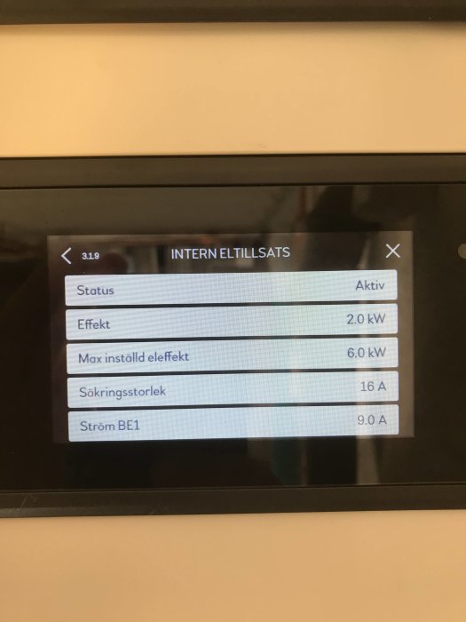 Display av Nibe bergvärmepumps meny visar intern elpatronstatus med effekt- och strömvärden.
