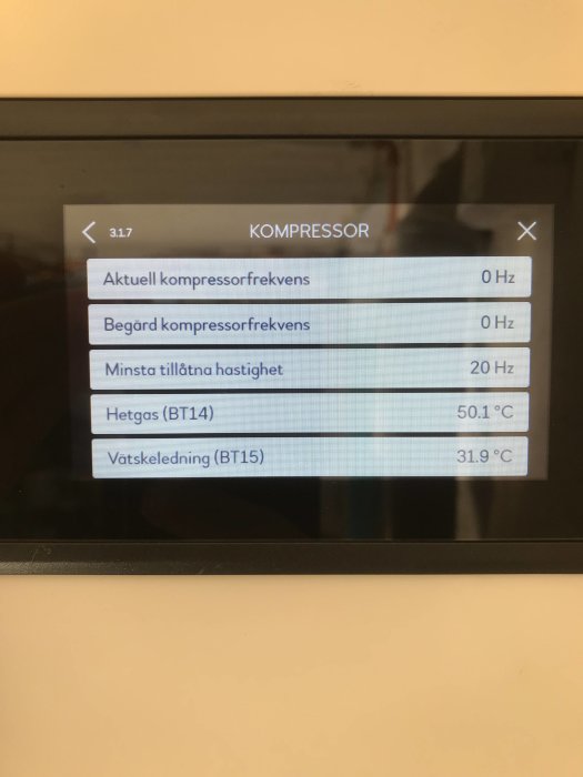 Digital display av en Nibe bergvärmepumps kompressor med mätvärden och temperaturinformation.