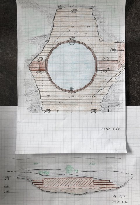 Handritade skisser av ett planerat poolprojekt i sluttande bergsterräng med mätningar och stödmursdetaljer.