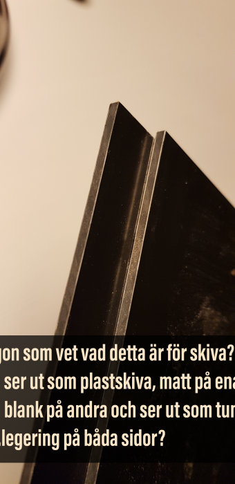 Kantvis vy av skiva som ser ut som aluminiumlegering, halvmatt och halvblank ytfinish, använd som lock i specialbyggt terrarie.