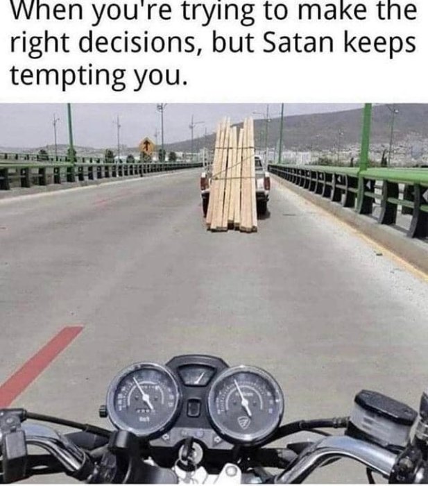 Motorcykel bakom lastbil med långt lastat virke som sticker ut mot motorcyklisten.