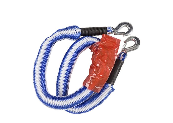 Blå och vit bogseringslina med metallkrokar och svart skyddsslang.