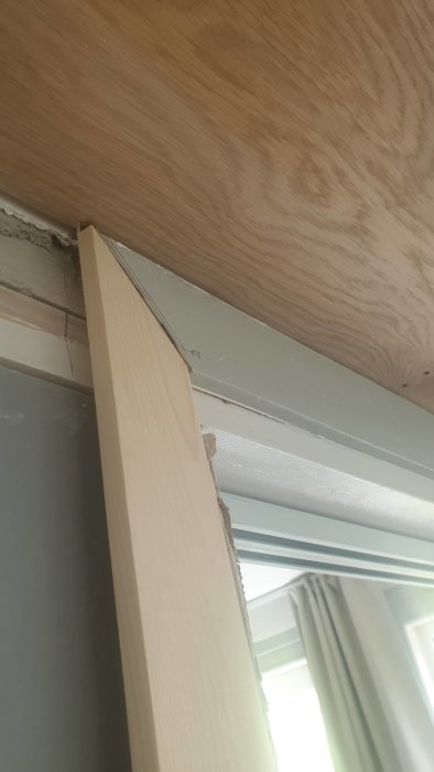Nivåskillnad mellan nytt dörrfoder och vägg där fodret inte matchar och lämnar en synlig gap.